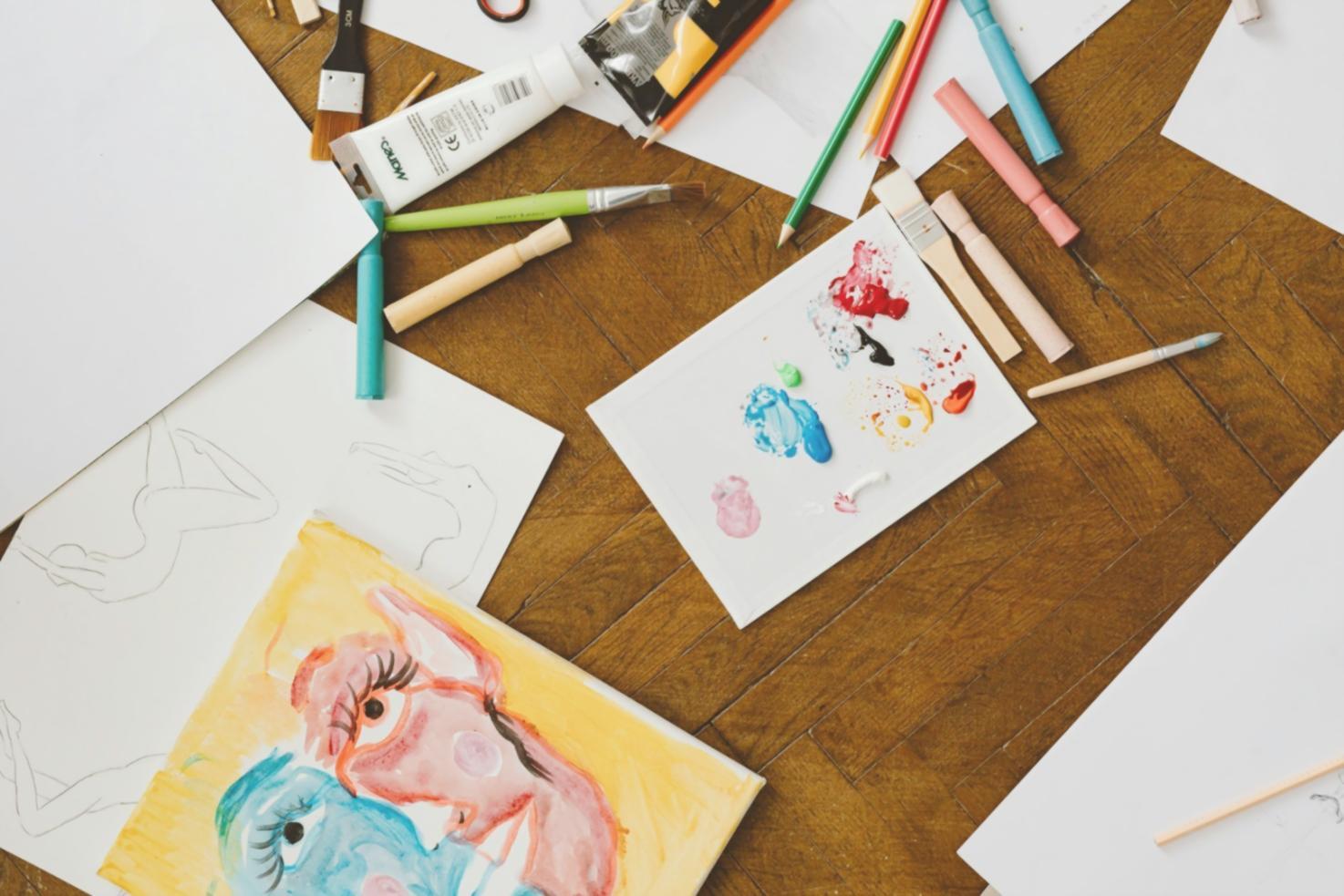 Étudiants travaillant sur leurs projets d'illustration dans notre atelier