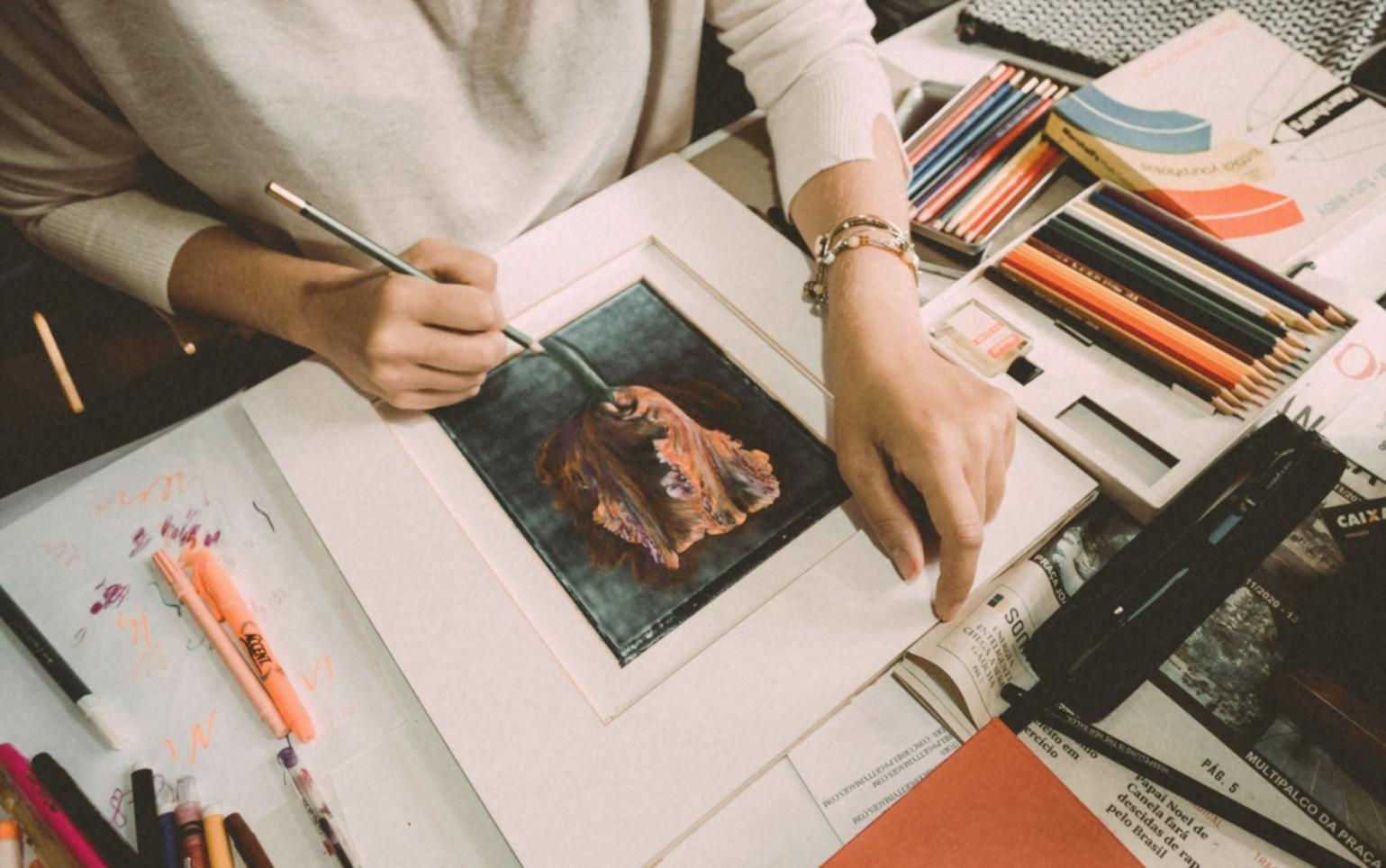 Espace de travail d'un étudiant avec outils d'illustration et projets en cours