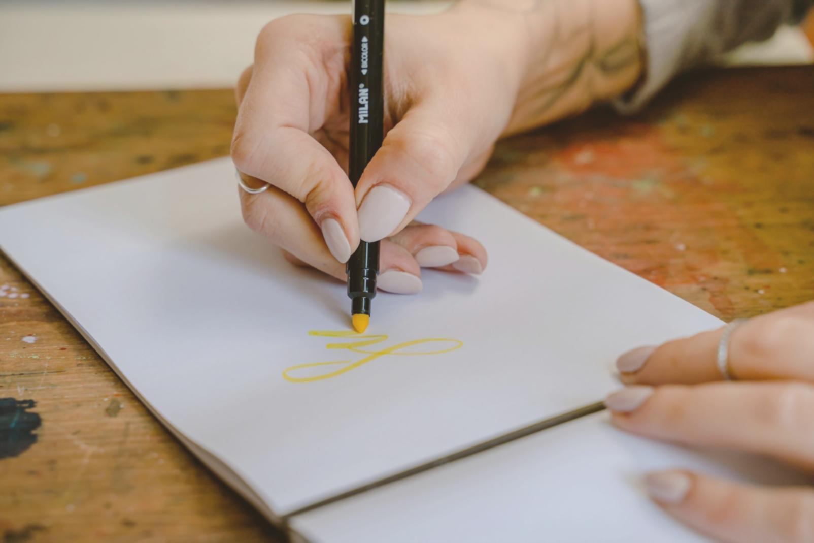 Espace de travail collaboratif chez araqelonyvia avec matériel d'illustration
